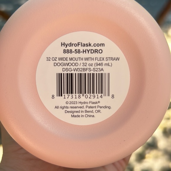 Limited Edition Hydro Flask 32 oz Bottle in Dogwood Strawberry Milk light pink - Picture 10 of 10